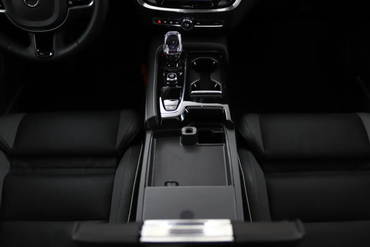 T8 Plug-in hybrid AWD Plus Dark | Trekhaak | Panoramadak | 360 Camera | Harman/Kardon | CarPlay/Android Auto | Elek. Stoelen |  Keyless | Stoel/ Stuurverwarming