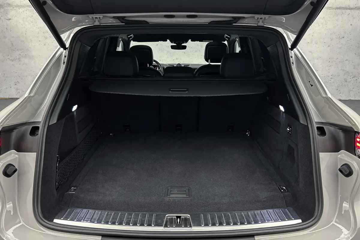 3.0 S E-Hybrid Black Edition | Panoramadak | Luchtvering | Trekhaak | Lederen bekleding