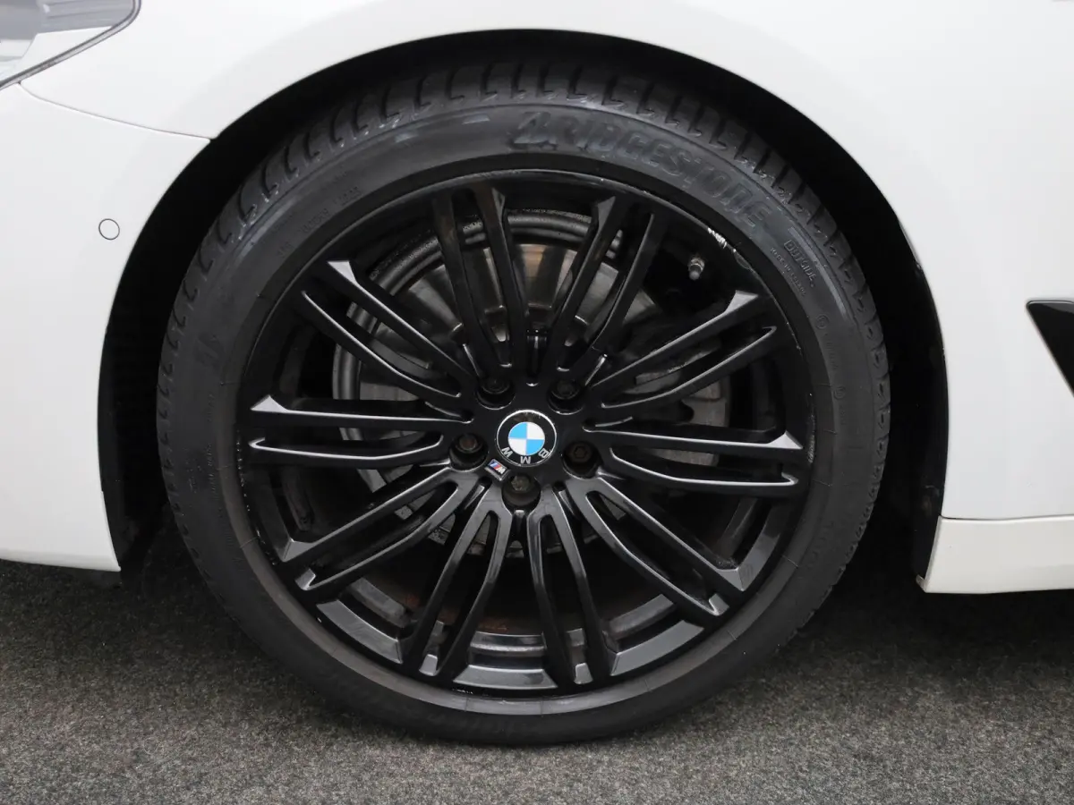 520i High Executive | ACHTERUITRIJCAMERA | APPLE CARPLAY - ANDROID AUTO | STOELVERWARMING | SFEERVERLICHTING | LEDER | MEMORY | CRUISE CONTROL | CLIMATE CONTROL |