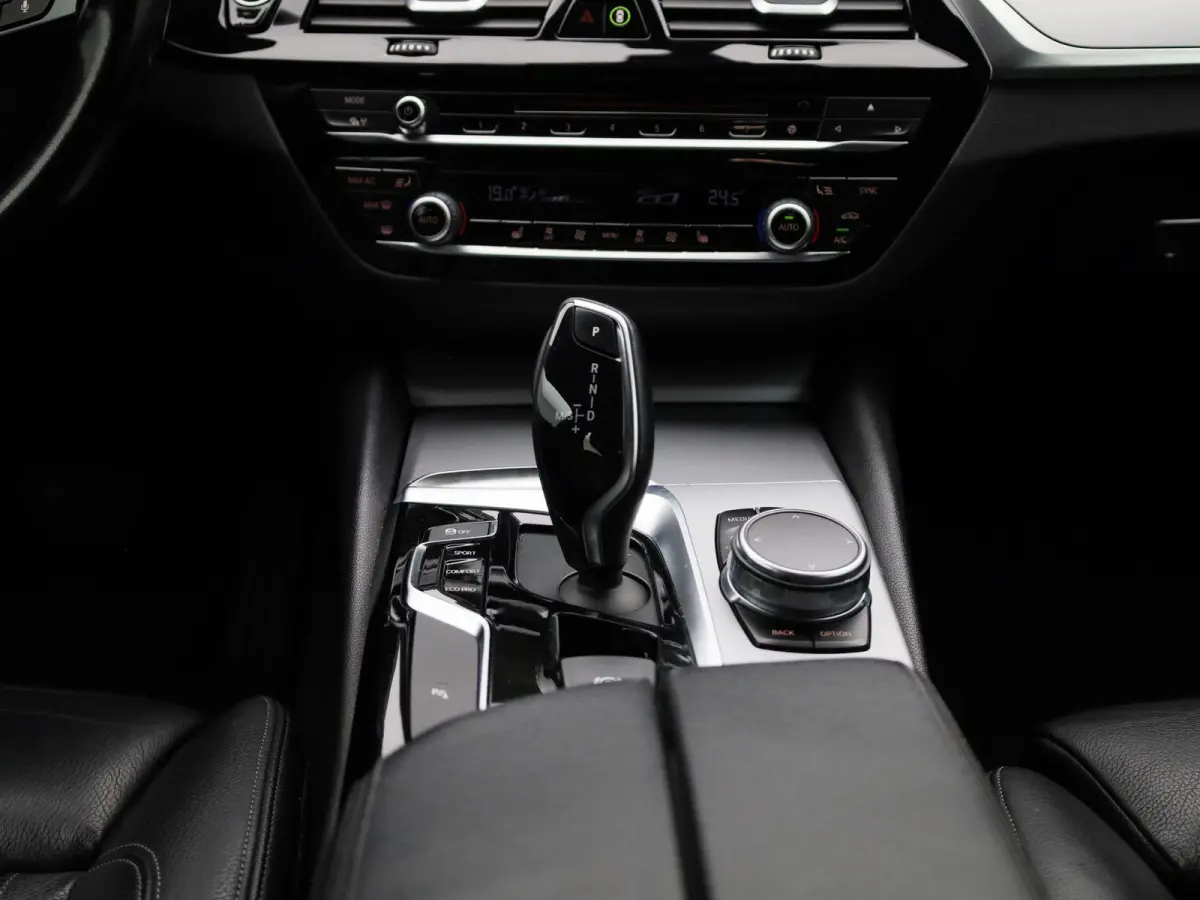 520i High Executive | ACHTERUITRIJCAMERA | APPLE CARPLAY - ANDROID AUTO | STOELVERWARMING | SFEERVERLICHTING | LEDER | MEMORY | CRUISE CONTROL | CLIMATE CONTROL |