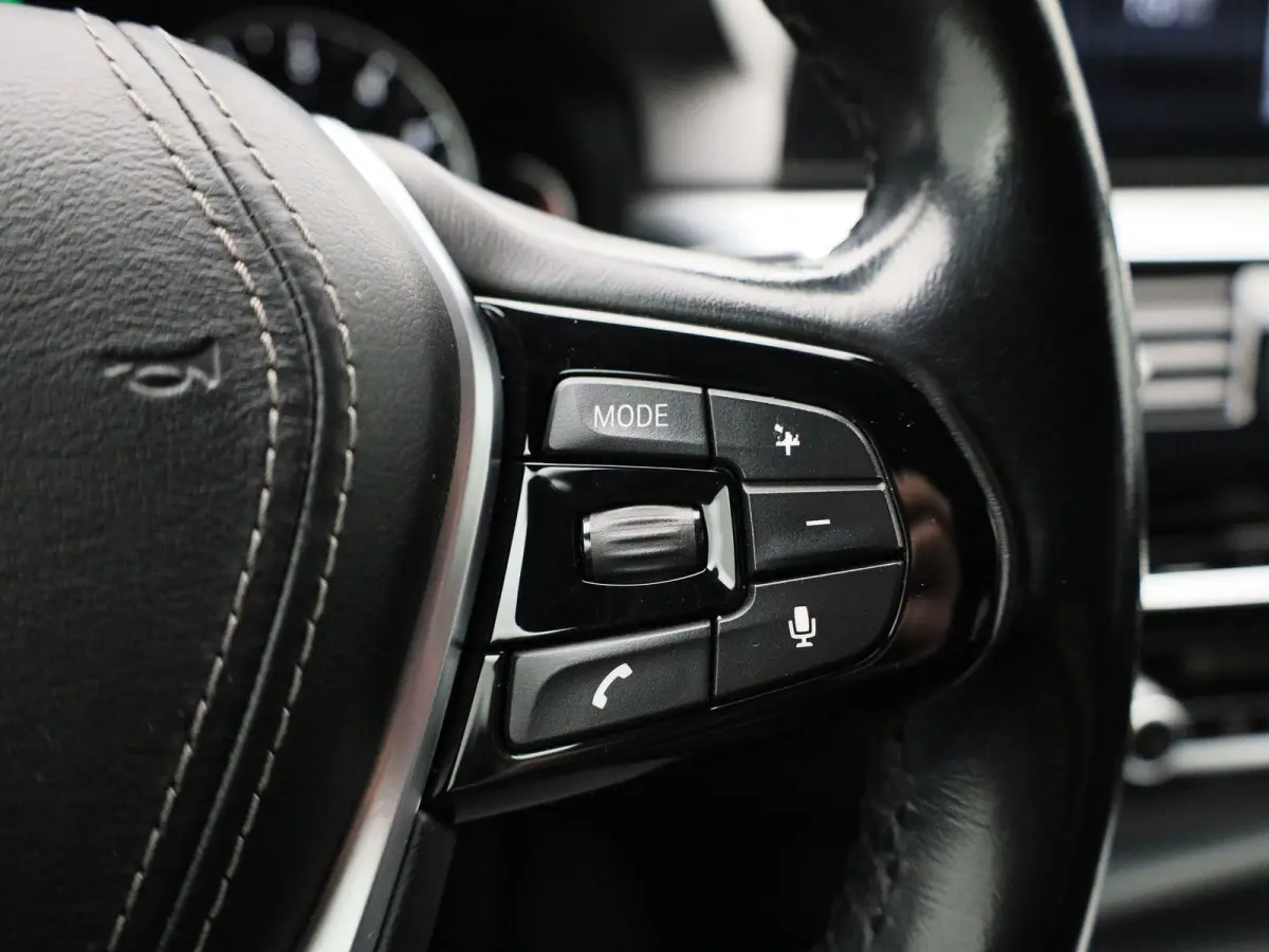 520i High Executive | ACHTERUITRIJCAMERA | APPLE CARPLAY - ANDROID AUTO | STOELVERWARMING | SFEERVERLICHTING | LEDER | MEMORY | CRUISE CONTROL | CLIMATE CONTROL |