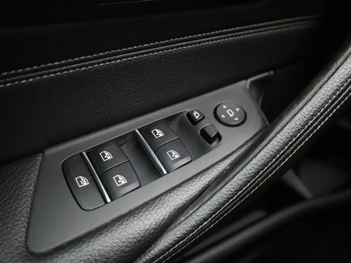 520i High Executive | ACHTERUITRIJCAMERA | APPLE CARPLAY - ANDROID AUTO | STOELVERWARMING | SFEERVERLICHTING | LEDER | MEMORY | CRUISE CONTROL | CLIMATE CONTROL |