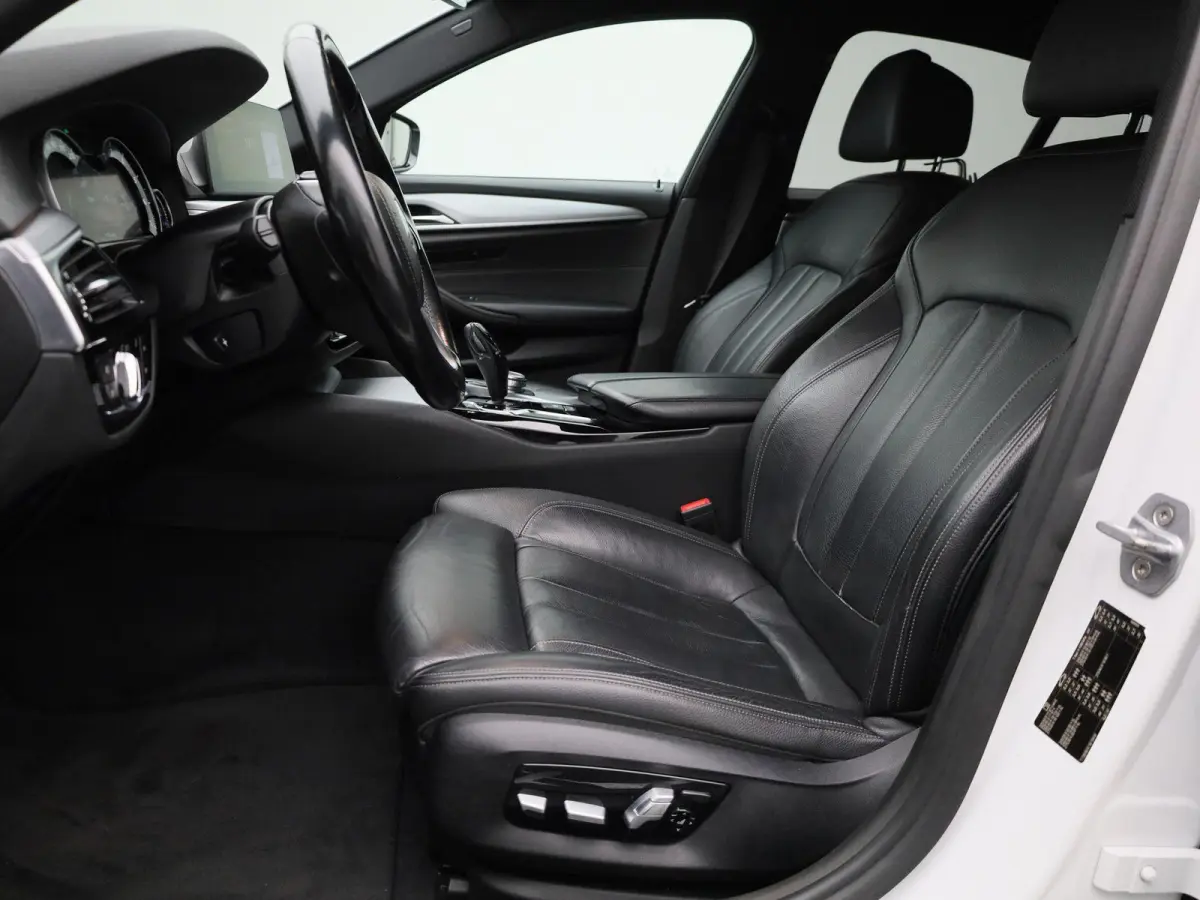 520i High Executive | ACHTERUITRIJCAMERA | APPLE CARPLAY - ANDROID AUTO | STOELVERWARMING | SFEERVERLICHTING | LEDER | MEMORY | CRUISE CONTROL | CLIMATE CONTROL |