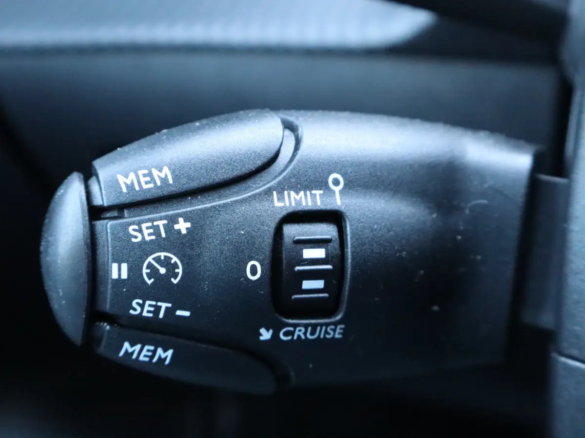 1.2 PureTech Blue Lease Active I 1ste eig. I Airco I BTW-auto I Navi I Carplay I PDC I Cruiscontrol I Dealeronderhouden I