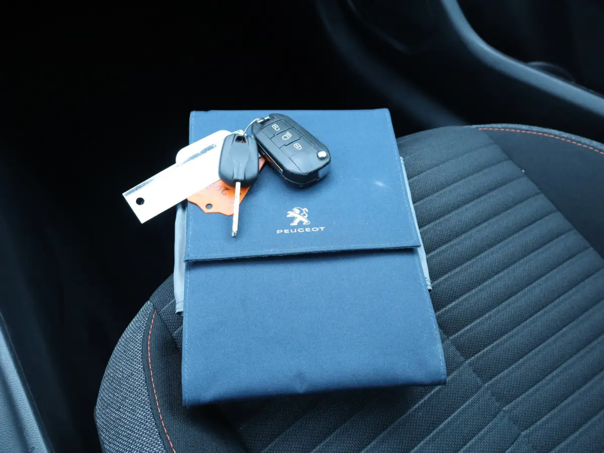 1.2 PureTech Blue Lease Active I 1ste eig. I Airco I BTW-auto I Navi I Carplay I PDC I Cruiscontrol I Dealeronderhouden I