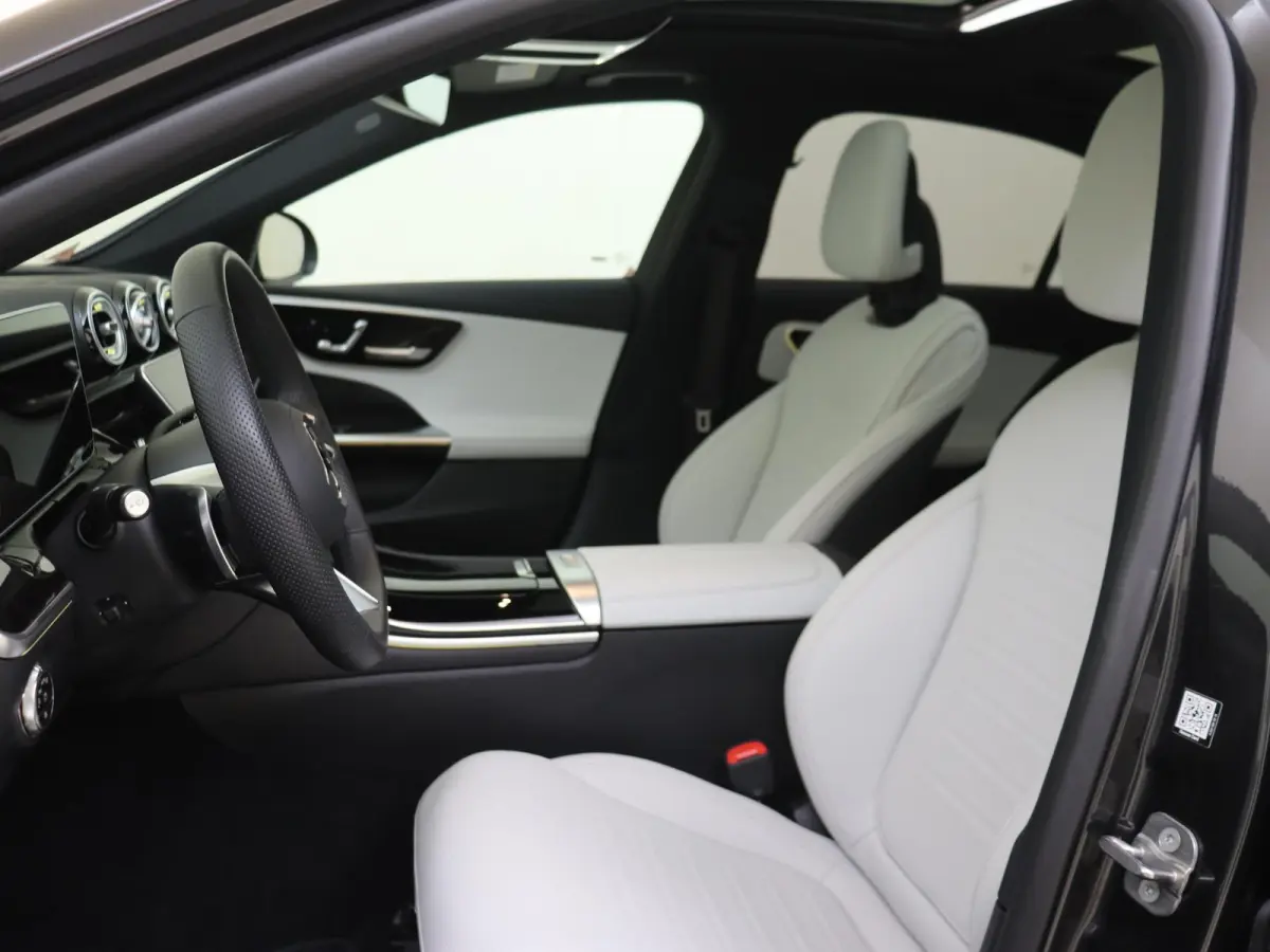 300 e Business Solution AMG Panoramadak / Memory Seats / 360 Camera / Multispaak / Stoelverwarming / Privacy Glass /