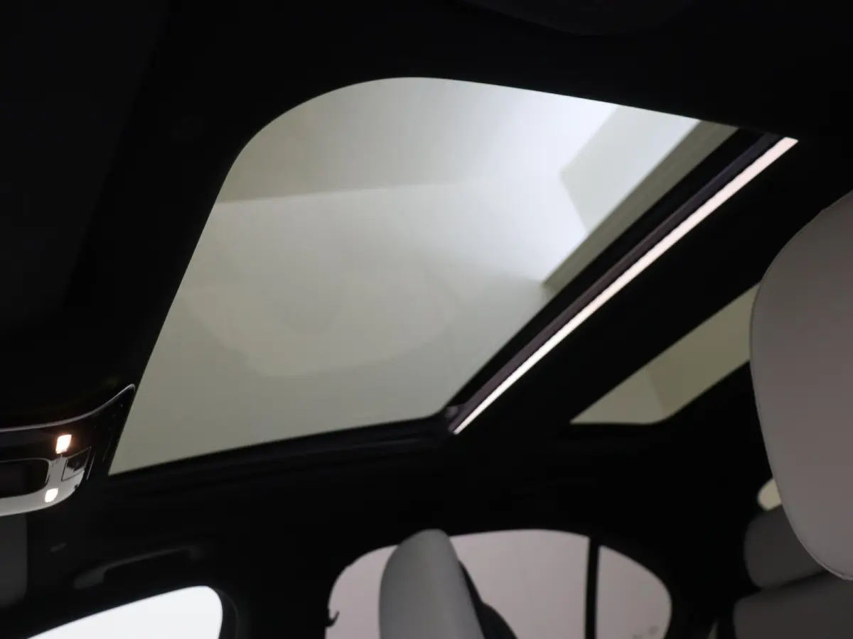 300 e Business Solution AMG Panoramadak / Memory Seats / 360 Camera / Multispaak / Stoelverwarming / Privacy Glass /