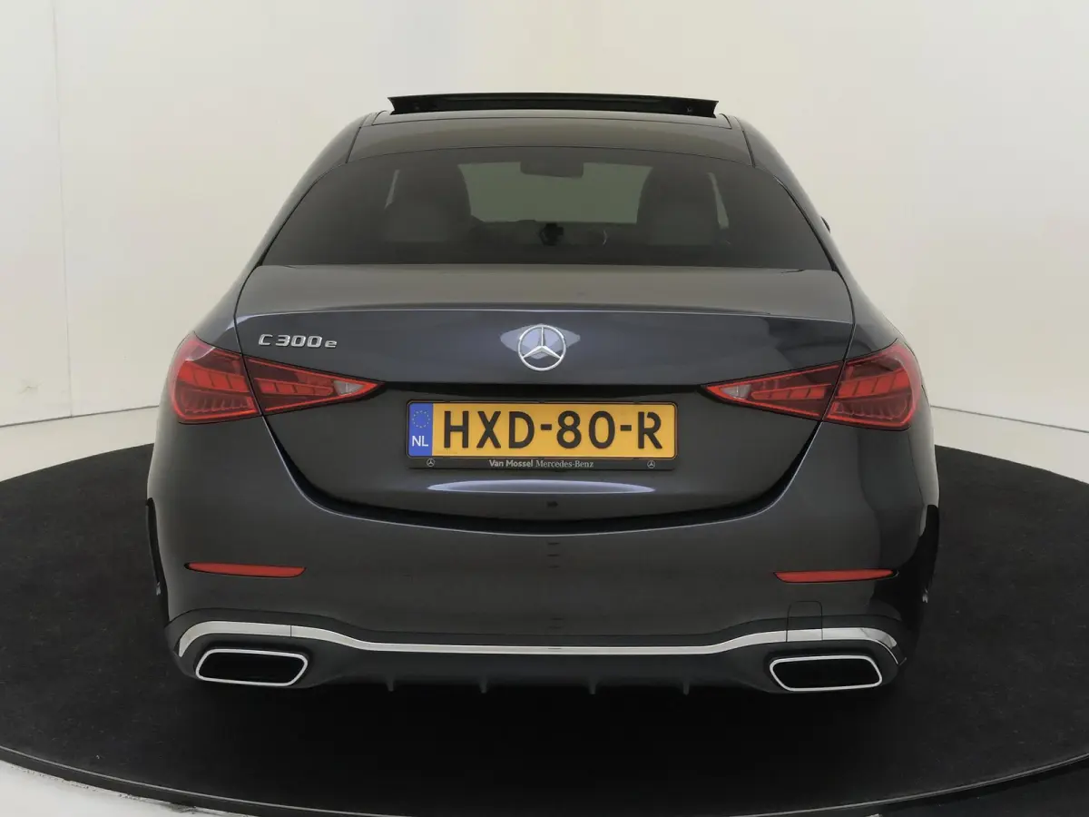300 e Business Solution AMG Panoramadak / Memory Seats / 360 Camera / Multispaak / Stoelverwarming / Privacy Glass /