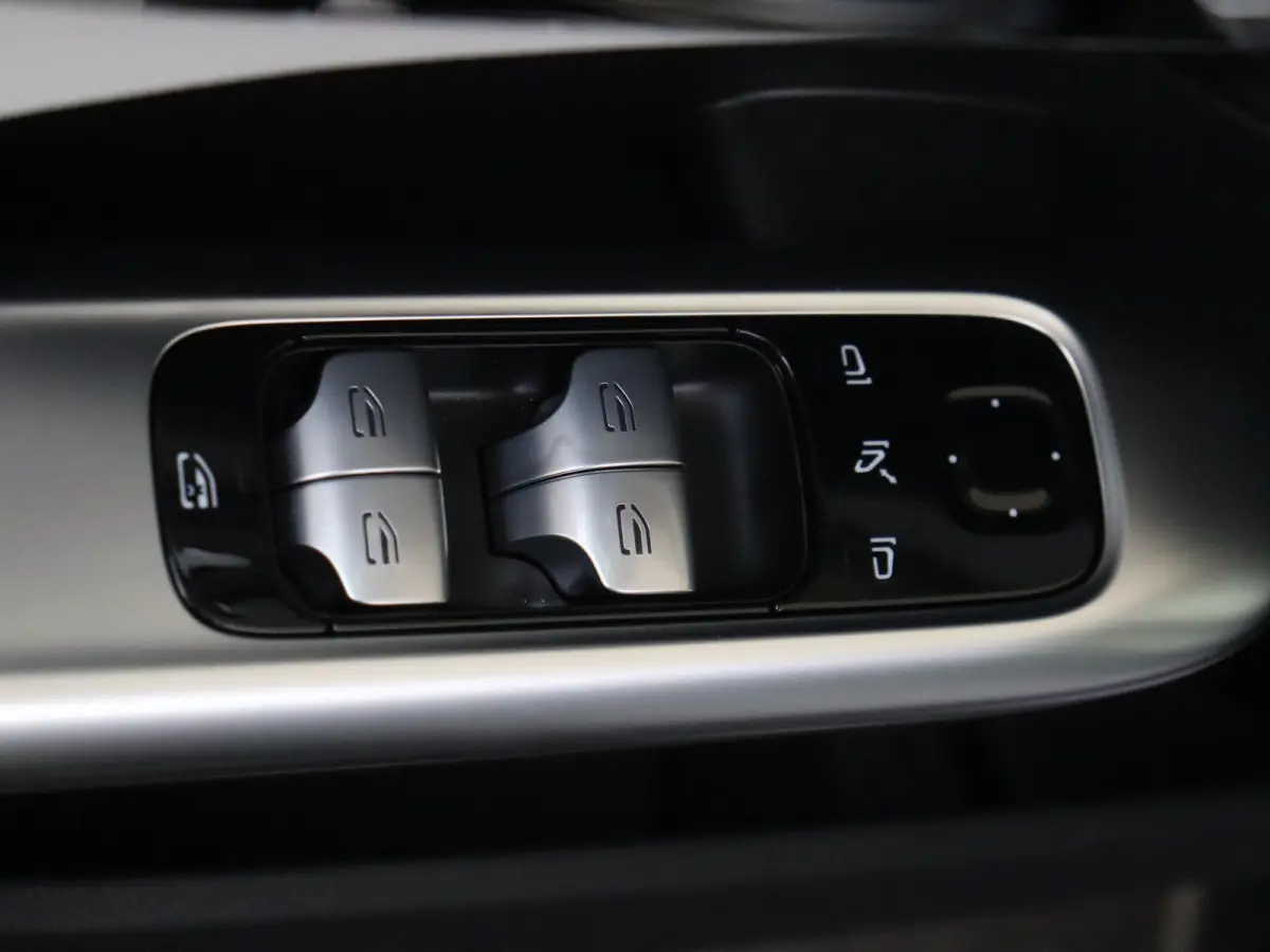 300 e Business Solution AMG Panoramadak / Memory Seats / 360 Camera / Multispaak / Stoelverwarming / Privacy Glass /