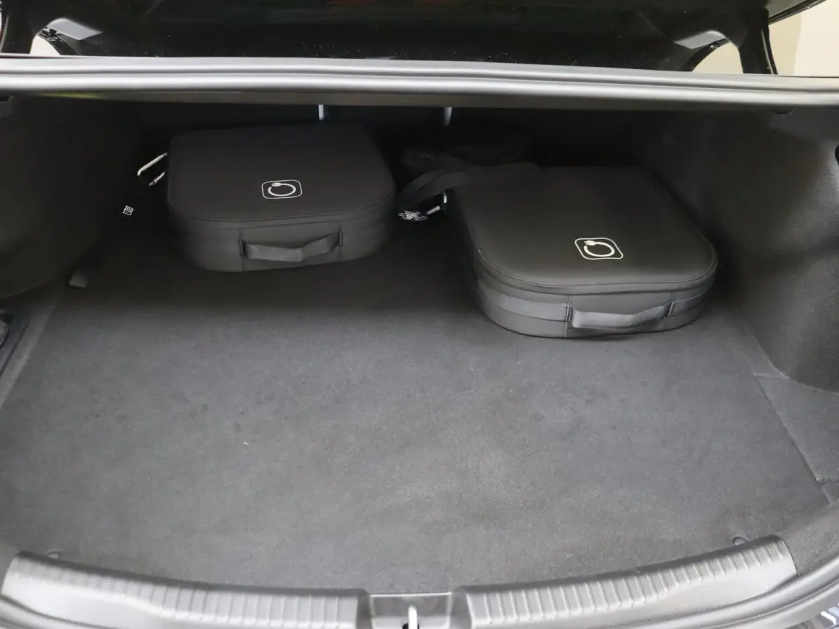 300 e Business Solution AMG Panoramadak / Memory Seats / 360 Camera / Multispaak / Stoelverwarming / Privacy Glass /