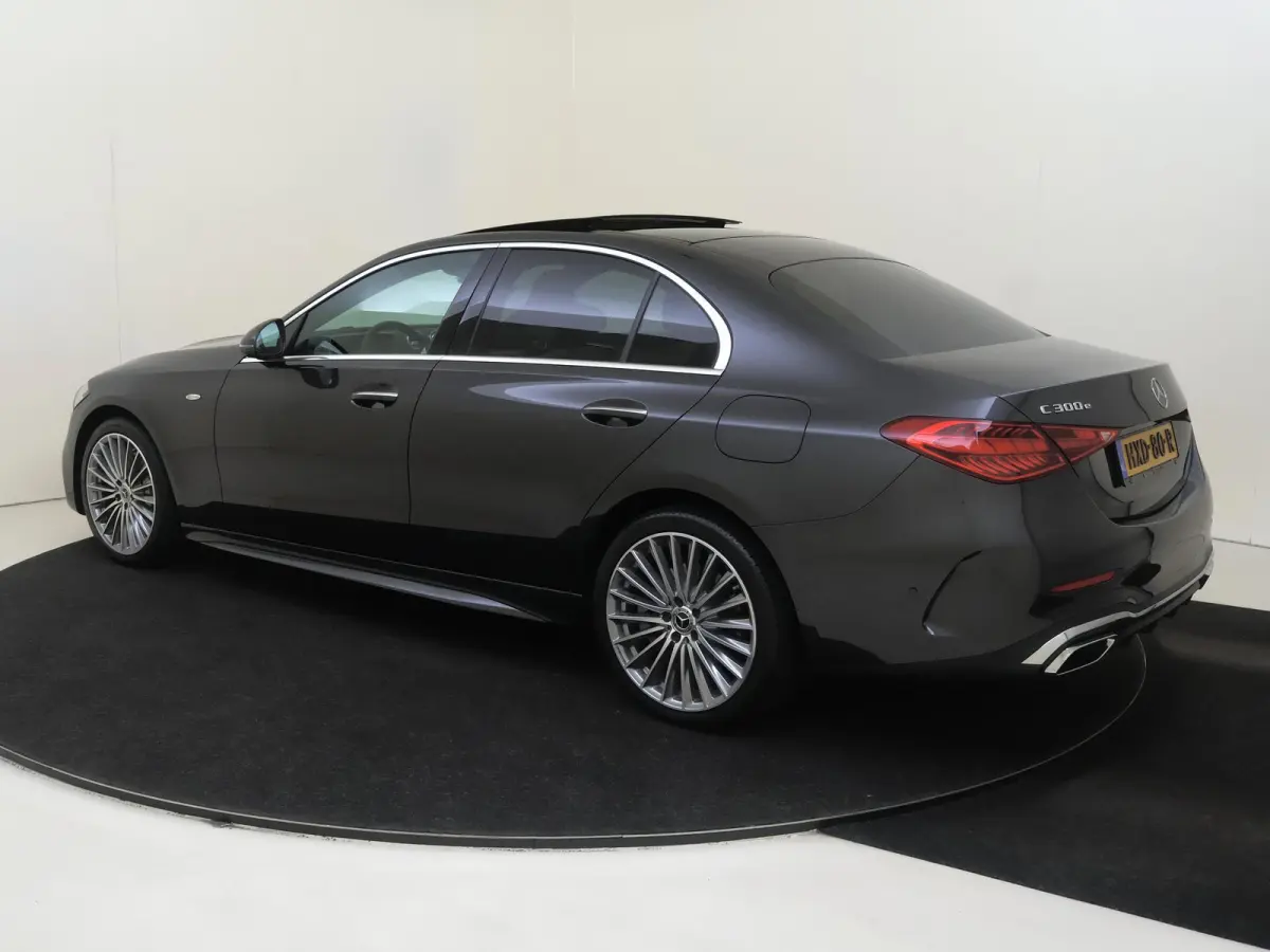 300 e Business Solution AMG Panoramadak / Memory Seats / 360 Camera / Multispaak / Stoelverwarming / Privacy Glass /
