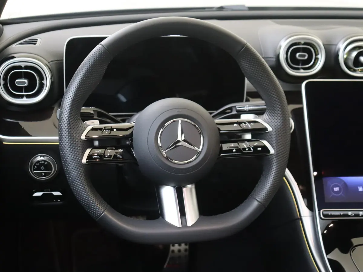 300 e Business Solution AMG Panoramadak / Memory Seats / 360 Camera / Multispaak / Stoelverwarming / Privacy Glass /