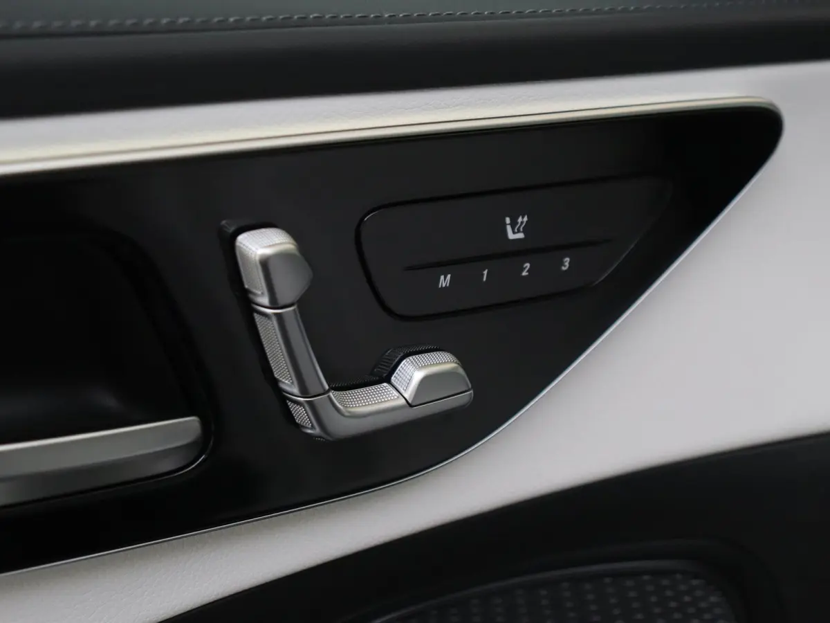 300 e Business Solution AMG Panoramadak / Memory Seats / 360 Camera / Multispaak / Stoelverwarming / Privacy Glass /