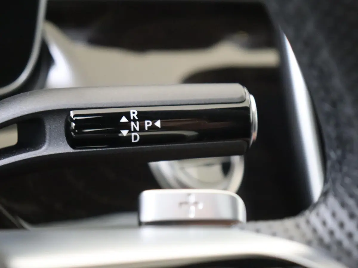 300 e Business Solution AMG Panoramadak / Memory Seats / 360 Camera / Multispaak / Stoelverwarming / Privacy Glass /