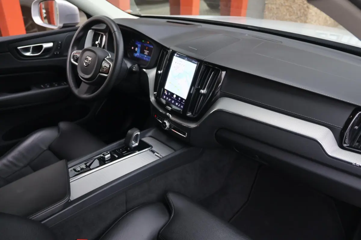 T6 Recharge AWD Ultimate Bright | Stoelverwarming | Trekhaak | Parkeercamera | HUD | Leder | H/K | BLIS | Pilot Assist | keyles