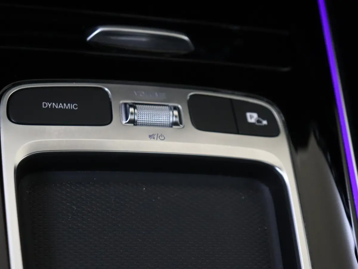 180 AMG Line Panoramadak / Keyless / Nightpakket / Parkeercamera / Sfeerverlichting /