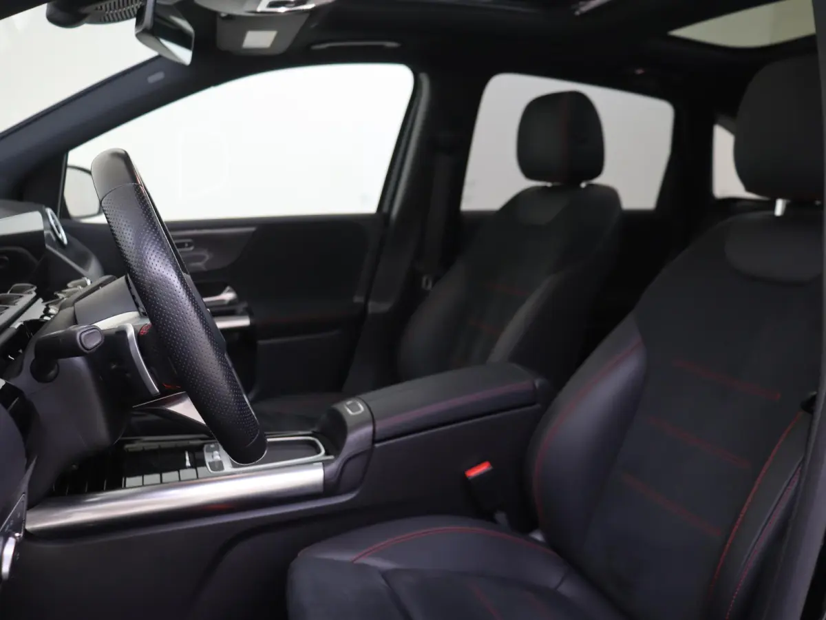 180 AMG Line Panoramadak / Keyless / Nightpakket / Parkeercamera / Sfeerverlichting /