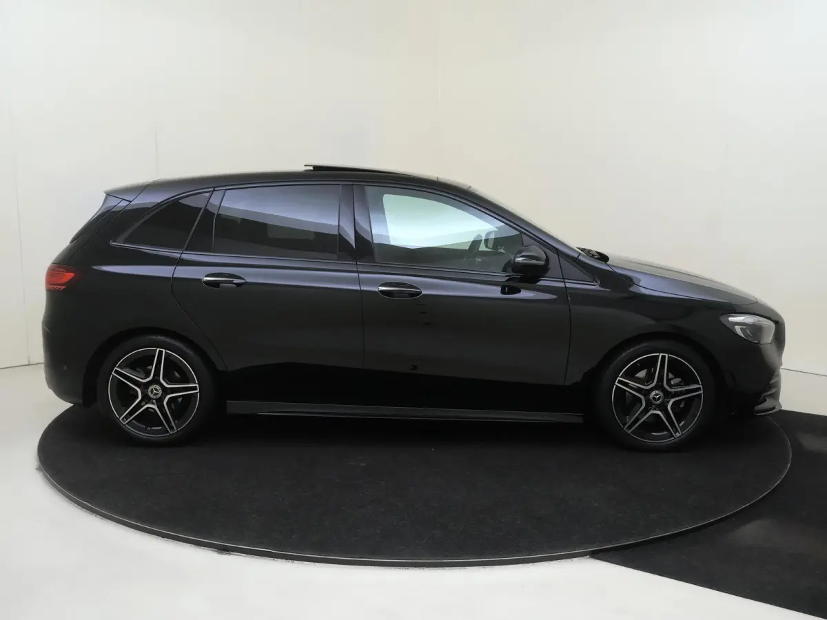 180 AMG Line Panoramadak / Keyless / Nightpakket / Parkeercamera / Sfeerverlichting /