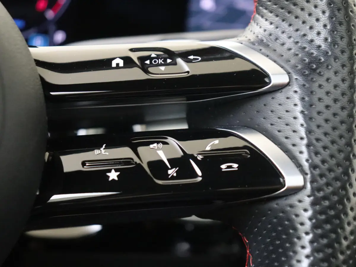180 AMG Line Panoramadak / Keyless / Nightpakket / Parkeercamera / Sfeerverlichting /