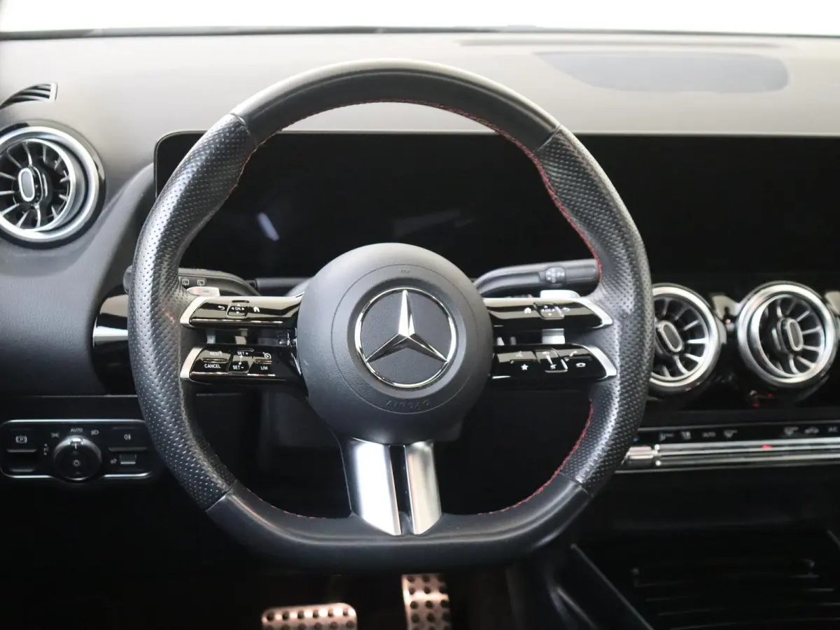 180 AMG Line Panoramadak / Keyless / Nightpakket / Parkeercamera / Sfeerverlichting /