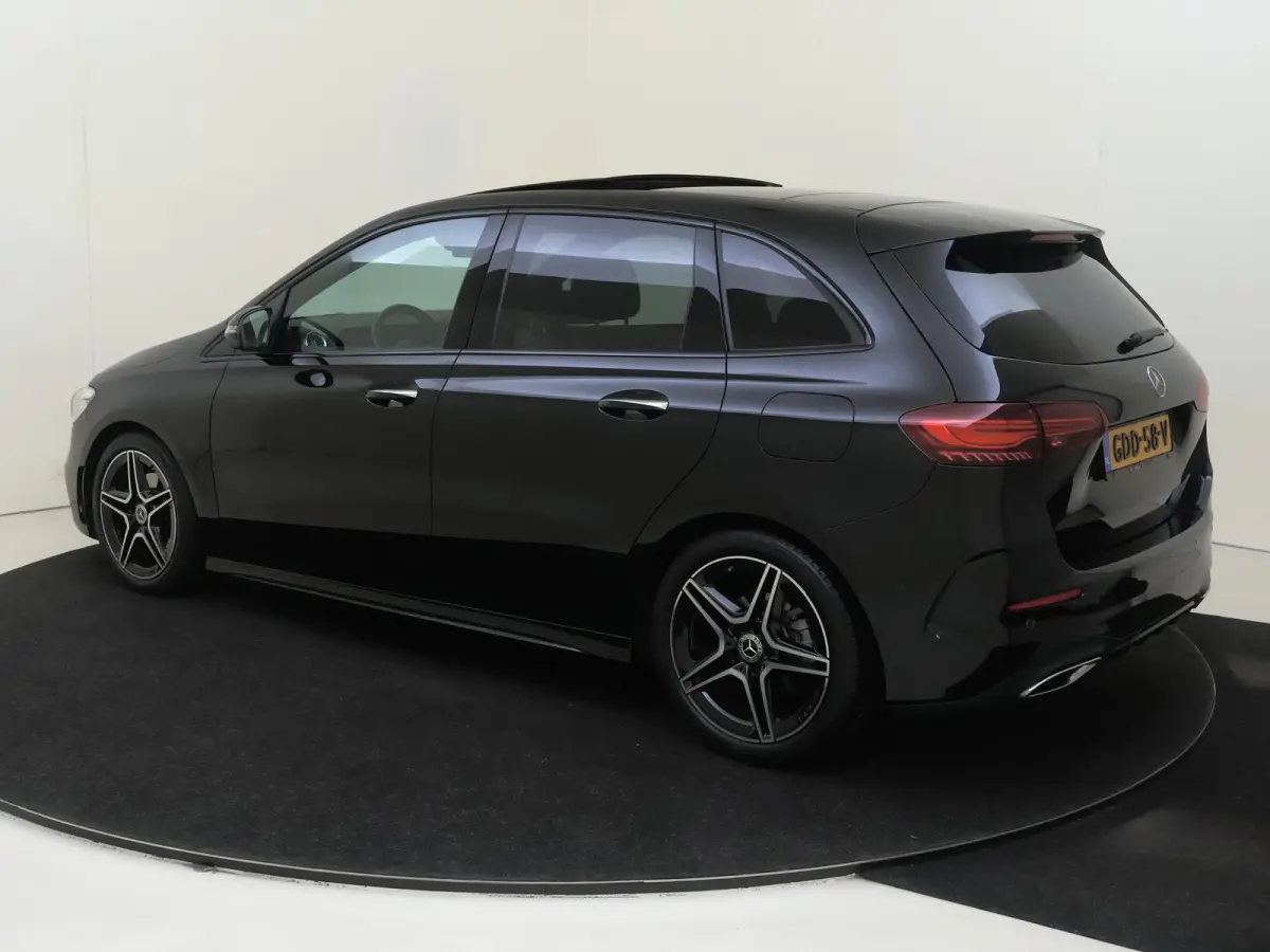 180 AMG Line Panoramadak / Keyless / Nightpakket / Parkeercamera / Sfeerverlichting /