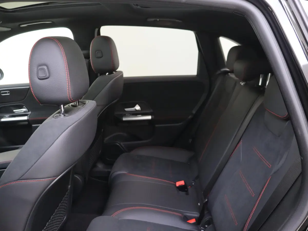 180 AMG Line Panoramadak / Keyless / Nightpakket / Parkeercamera / Sfeerverlichting /