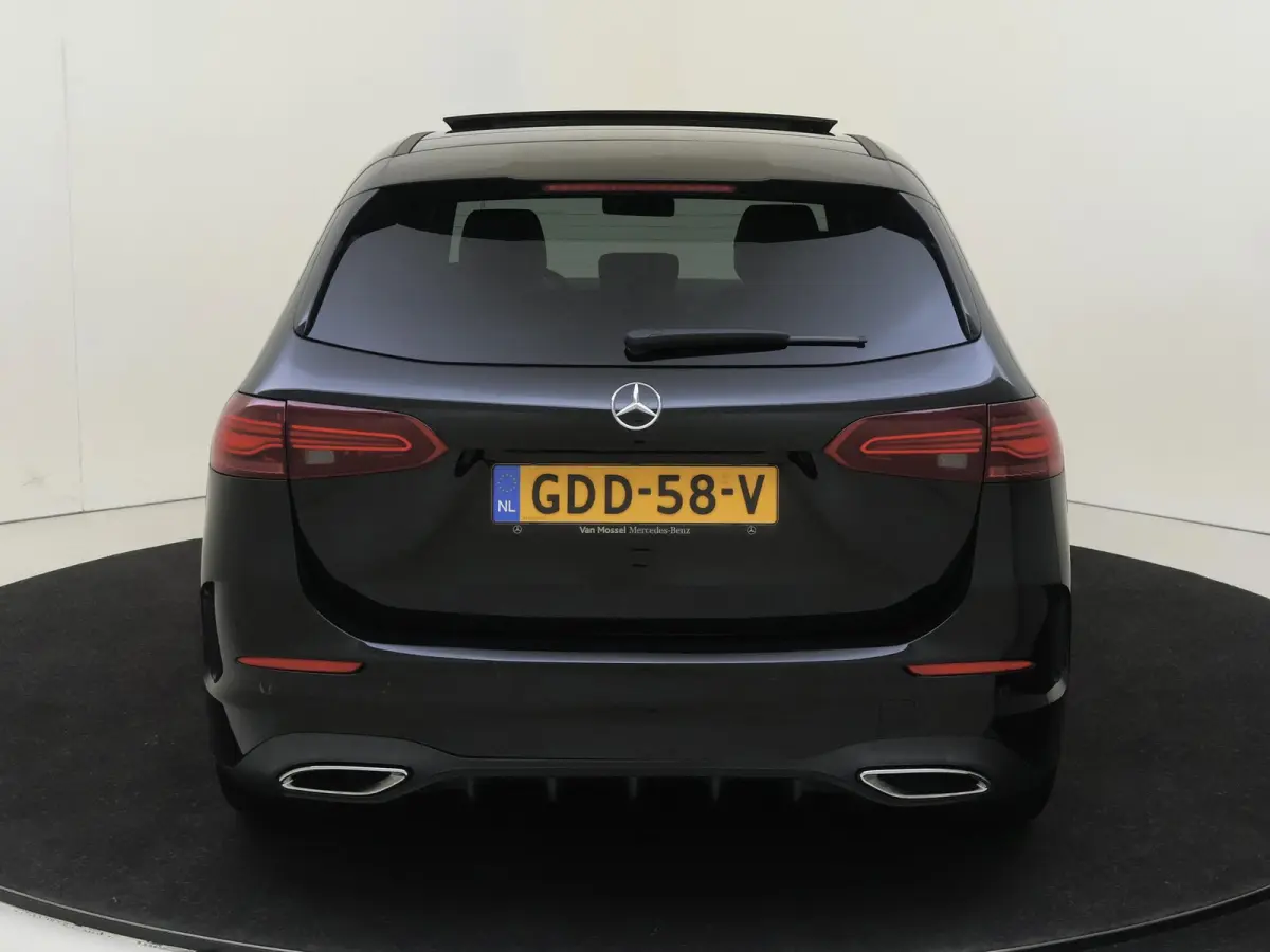 180 AMG Line Panoramadak / Keyless / Nightpakket / Parkeercamera / Sfeerverlichting /