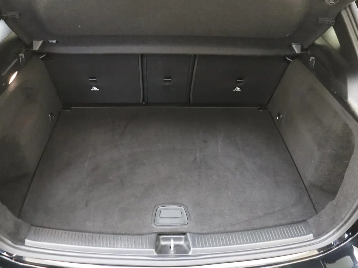 180 AMG Line Panoramadak / Keyless / Nightpakket / Parkeercamera / Sfeerverlichting /