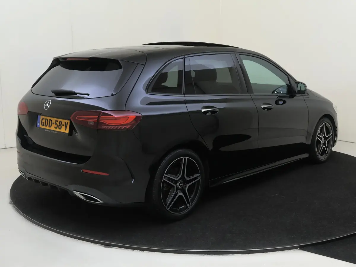 180 AMG Line Panoramadak / Keyless / Nightpakket / Parkeercamera / Sfeerverlichting /