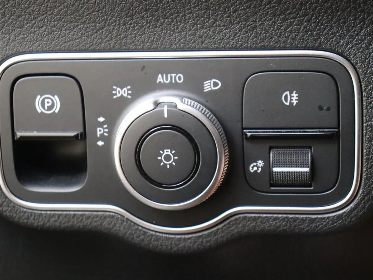 180 AMG Line Panoramadak / Keyless / Nightpakket / Parkeercamera / Sfeerverlichting /