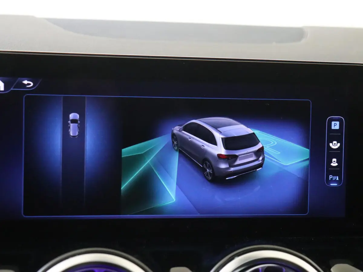 180 AMG Line Panoramadak / Keyless / Nightpakket / Parkeercamera / Sfeerverlichting /