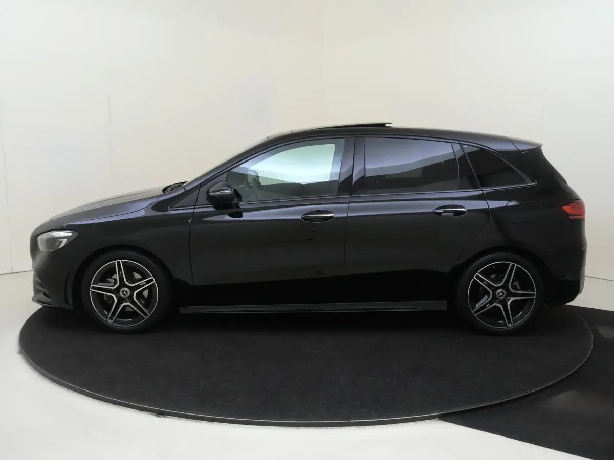 180 AMG Line Panoramadak / Keyless / Nightpakket / Parkeercamera / Sfeerverlichting /