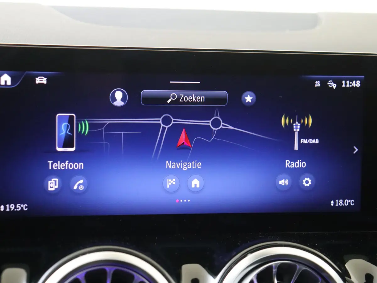 180 AMG Line Panoramadak / Keyless / Nightpakket / Parkeercamera / Sfeerverlichting /