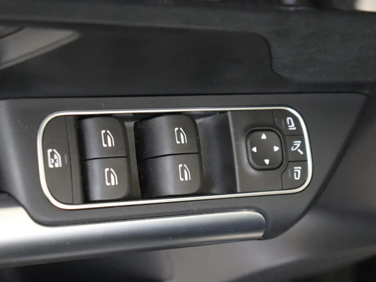 180 AMG Line Panoramadak / Keyless / Nightpakket / Parkeercamera / Sfeerverlichting /