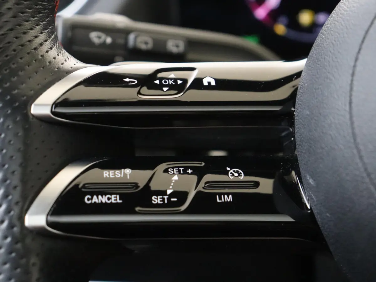 180 AMG Line Panoramadak / Keyless / Nightpakket / Parkeercamera / Sfeerverlichting /