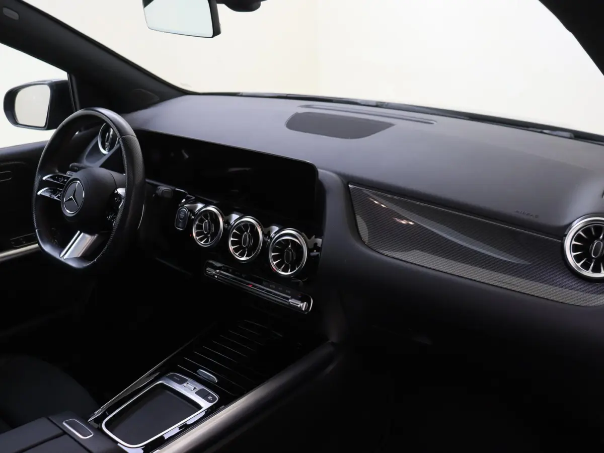180 AMG Line Panoramadak / Keyless / Nightpakket / Parkeercamera / Sfeerverlichting /