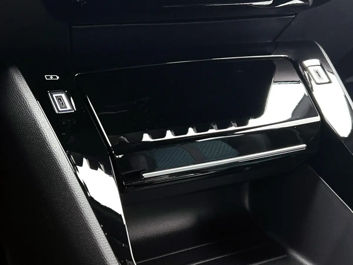 1.2 145pk Hybrid Envy Automaat | Navigatie | Adaptieve Cruise Control | Camera | 17"LMV | LED | Climate Control | Draadloze Telefoonlader |