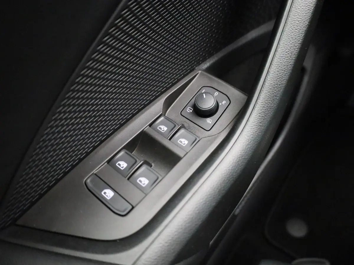 1.0 e-TSI Ambition AUTOMAAT | NAVIGATIE | CAMERA| SPORSTOELEN | MASSAGE | STOEL & STUURVERWARMING | DAB | CRUISE | CLIMA | LMV | 12 MAANDEN BOVAG GARANTIE |