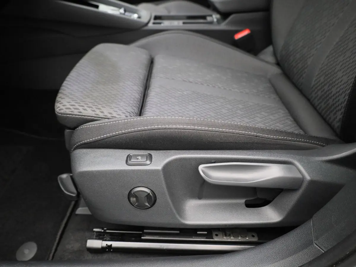 1.0 e-TSI Ambition AUTOMAAT | NAVIGATIE | CAMERA| SPORSTOELEN | MASSAGE | STOEL & STUURVERWARMING | DAB | CRUISE | CLIMA | LMV | 12 MAANDEN BOVAG GARANTIE |