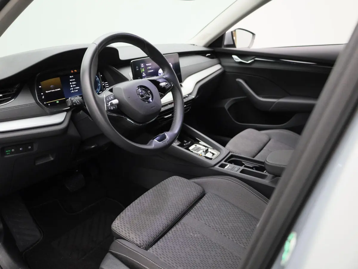 1.0 e-TSI Ambition AUTOMAAT | NAVIGATIE | CAMERA| SPORSTOELEN | MASSAGE | STOEL & STUURVERWARMING | DAB | CRUISE | CLIMA | LMV | 12 MAANDEN BOVAG GARANTIE |
