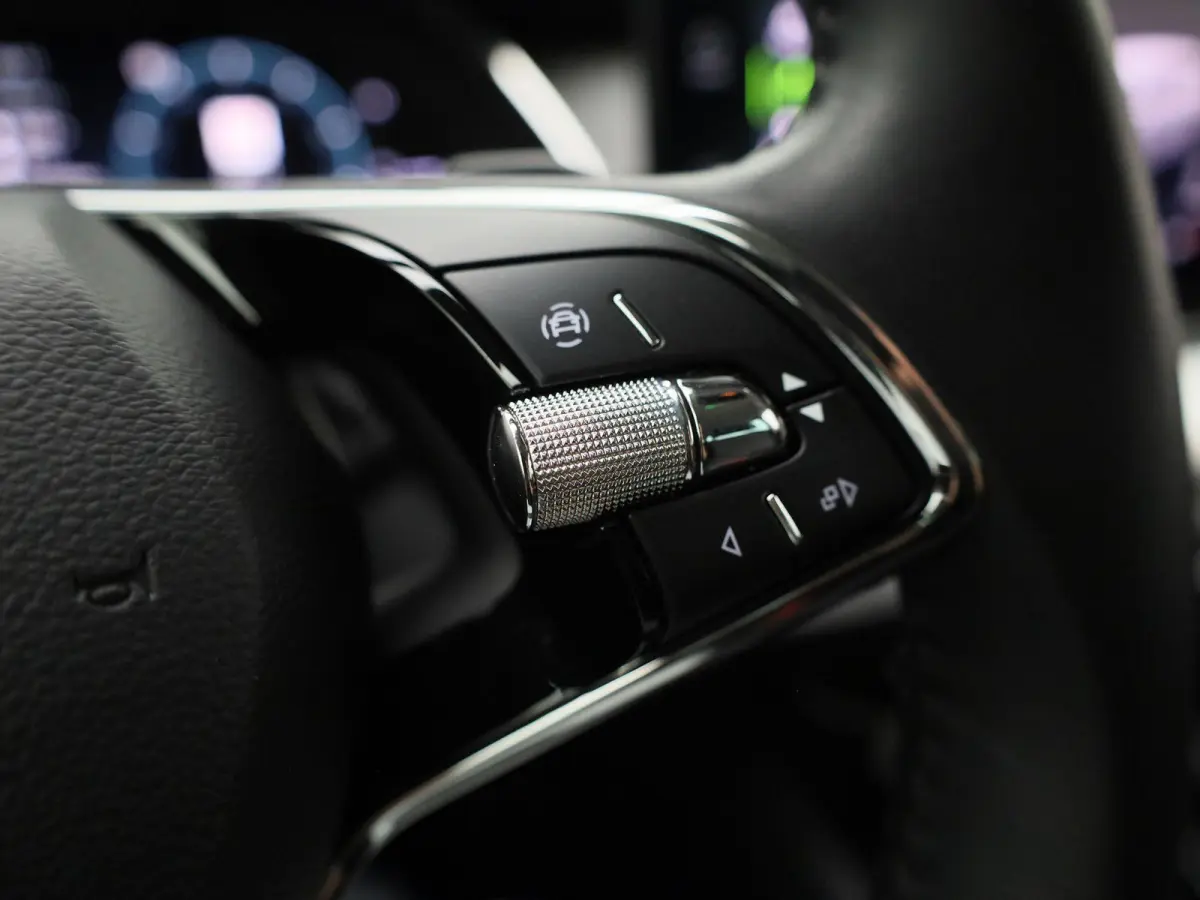 1.0 e-TSI Ambition AUTOMAAT | NAVIGATIE | CAMERA| SPORSTOELEN | MASSAGE | STOEL & STUURVERWARMING | DAB | CRUISE | CLIMA | LMV | 12 MAANDEN BOVAG GARANTIE |
