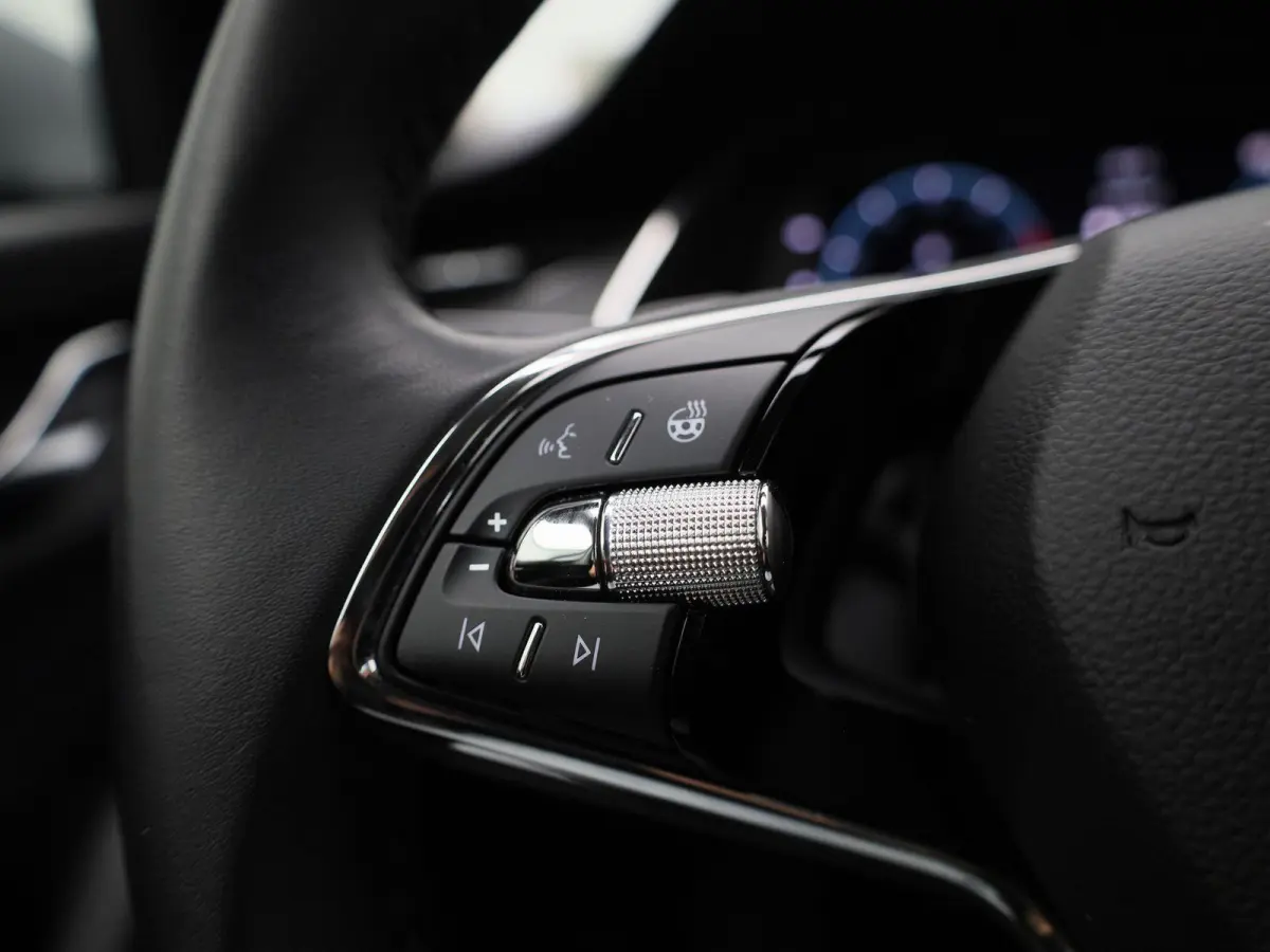 1.0 e-TSI Ambition AUTOMAAT | NAVIGATIE | CAMERA| SPORSTOELEN | MASSAGE | STOEL & STUURVERWARMING | DAB | CRUISE | CLIMA | LMV | 12 MAANDEN BOVAG GARANTIE |