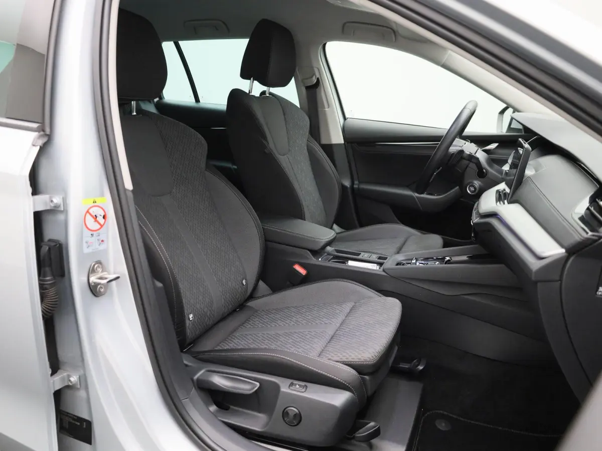 1.0 e-TSI Ambition AUTOMAAT | NAVIGATIE | CAMERA| SPORSTOELEN | MASSAGE | STOEL & STUURVERWARMING | DAB | CRUISE | CLIMA | LMV | 12 MAANDEN BOVAG GARANTIE |
