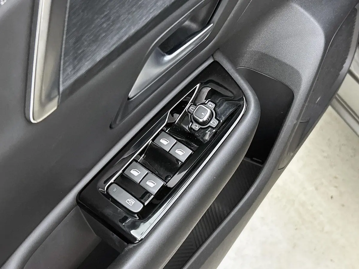 1.6 Plug-in Hybrid 225pk Business Plus Automaat | Stoelverwarming | Dakrails | Navigatie | Climate Control | Adaptieve Cruise Control | Camera | 19"LMV | Keyless Entry/Start |