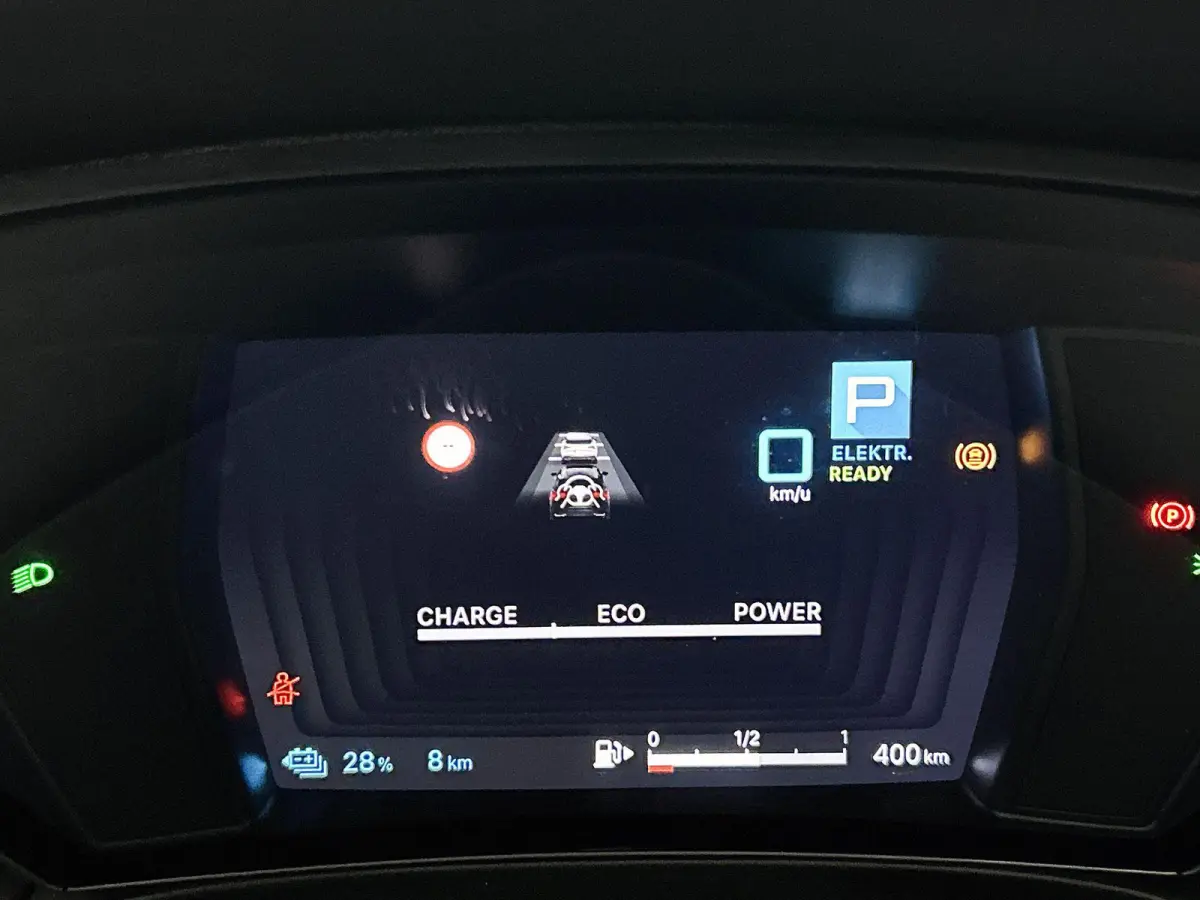 1.6 Plug-in Hybrid 225pk Business Plus Automaat | Stoelverwarming | Dakrails | Navigatie | Climate Control | Adaptieve Cruise Control | Camera | 19"LMV | Keyless Entry/Start |