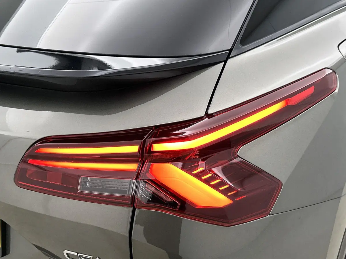 1.6 Plug-in Hybrid 225pk Business Plus Automaat | Stoelverwarming | Dakrails | Navigatie | Climate Control | Adaptieve Cruise Control | Camera | 19"LMV | Keyless Entry/Start |