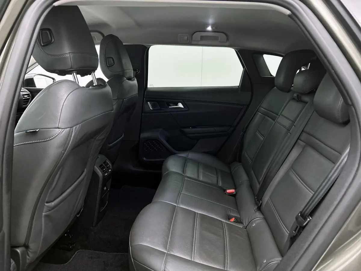 1.6 Plug-in Hybrid 225pk Business Plus Automaat | Stoelverwarming | Dakrails | Navigatie | Climate Control | Adaptieve Cruise Control | Camera | 19"LMV | Keyless Entry/Start |