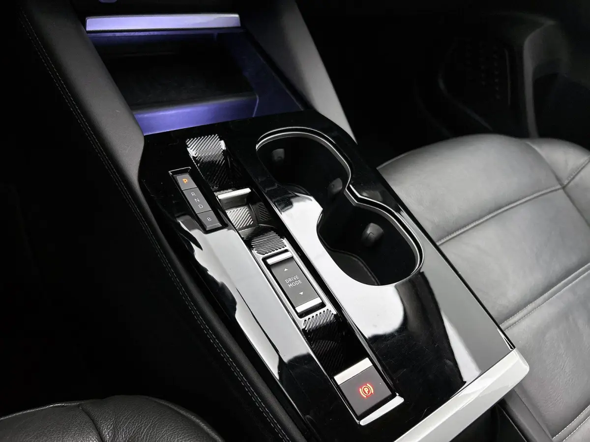 1.6 Plug-in Hybrid 225pk Business Plus Automaat | Stoelverwarming | Dakrails | Navigatie | Climate Control | Adaptieve Cruise Control | Camera | 19"LMV | Keyless Entry/Start |