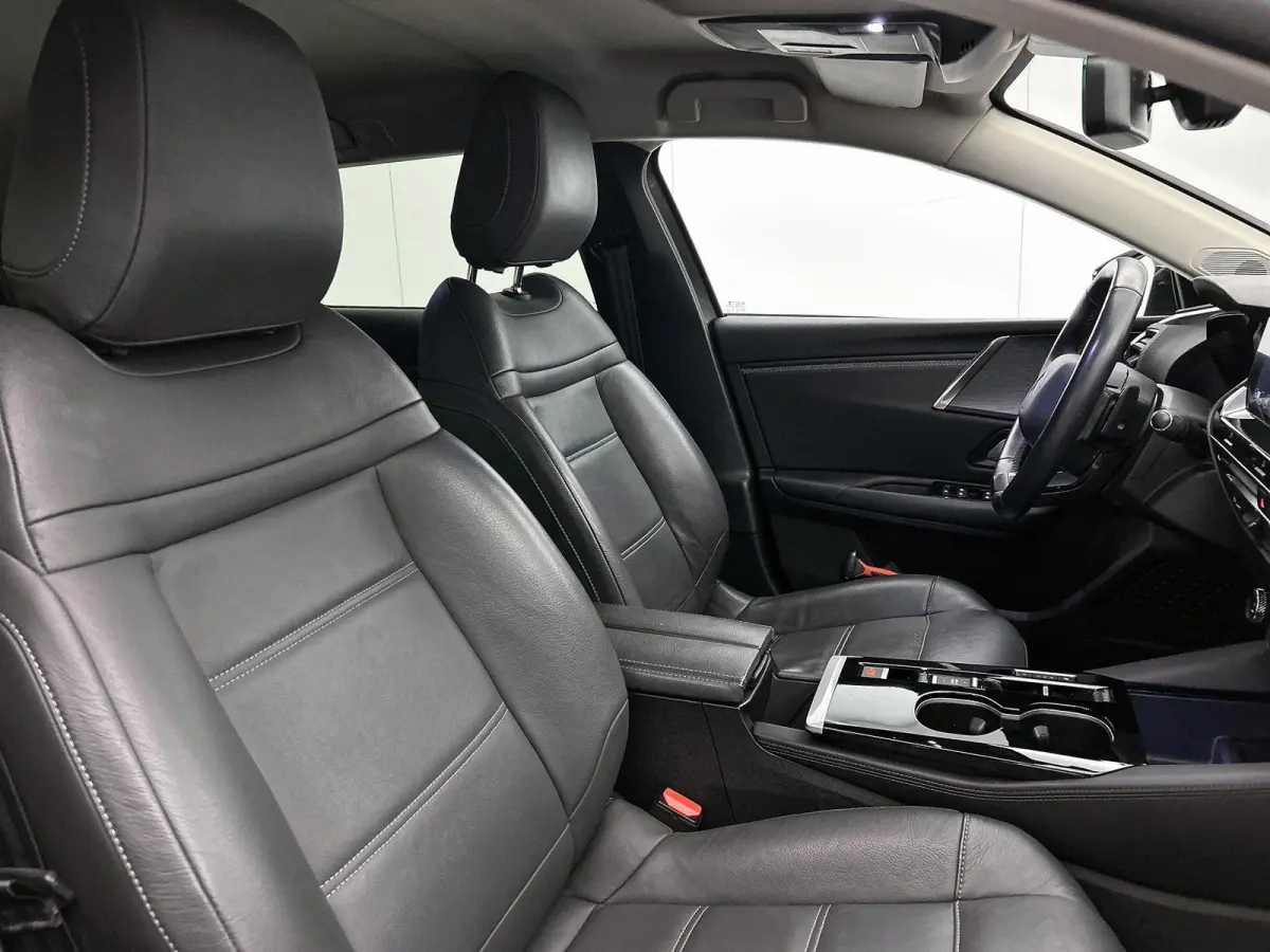 1.6 Plug-in Hybrid 225pk Business Plus Automaat | Stoelverwarming | Dakrails | Navigatie | Climate Control | Adaptieve Cruise Control | Camera | 19"LMV | Keyless Entry/Start |