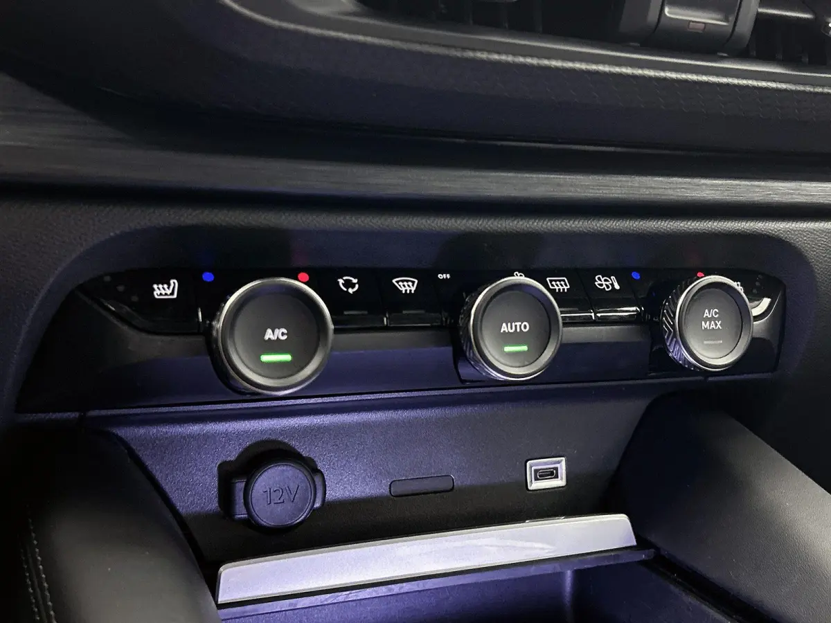 1.6 Plug-in Hybrid 225pk Business Plus Automaat | Stoelverwarming | Dakrails | Navigatie | Climate Control | Adaptieve Cruise Control | Camera | 19"LMV | Keyless Entry/Start |